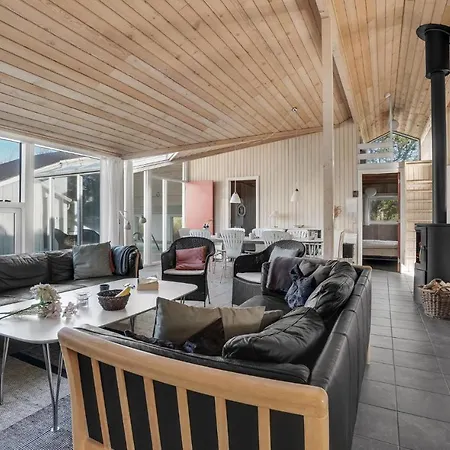 Strandhus I Med Sauna Feriehus